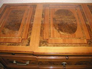 Commode Louis XVI Lucernoise marquetée en médaillon, en noyer, cerisier, prunier, Moinat SA Moinat SA Classic style bedroom