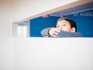 세아이들이 뛰어노는 유니크한 다락방과 다섯식구를 위한 보금자리, 퍼스트애비뉴 퍼스트애비뉴 Dormitorios infantiles modernos: