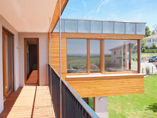 Kinderbalkon mit Taunusblick in_design architektur Moderne Fenster & Türen