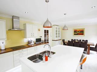 White Kitchen Units With Orange Accents, Rebecca Coulby Interiors Rebecca Coulby Interiors Cozinhas