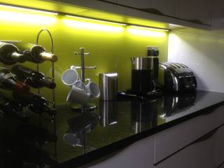 White Gloss Kitchen with Yellow Glass Splashback, Henley McKay Kitchens Henley McKay Kitchens Cocinas