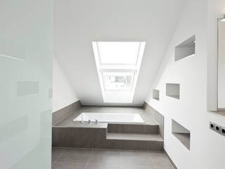 Haus +2W , in_design architektur in_design architektur Klassische Badezimmer