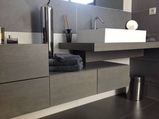 Salle de bain en chêne teinté gris, Myriam Galibert Amenagement Myriam Galibert Amenagement ミニマルスタイルの お風呂・バスルーム