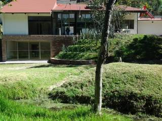 CASA CANTERBURRY, CESAR MONCADA SALAZAR (L2M ARQUITECTOS S DE RL DE CV) CESAR MONCADA SALAZAR (L2M ARQUITECTOS S DE RL DE CV) Rustic style garden