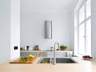 A Spacious Apartment in Prenzlauer Berg, lifelife GmbH lifelife GmbH ห้องนั่งเล่น