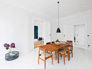 A Spacious Apartment in Prenzlauer Berg, lifelife GmbH lifelife GmbH 北欧デザインの リビング