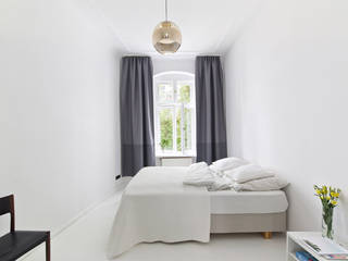 A Spacious Apartment in Prenzlauer Berg, lifelife GmbH lifelife GmbH 北欧デザインの リビング