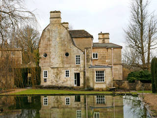 Georgian country house with a lake in the front garden Concept Interior Design & Decoration Ltd Klasyczne domy