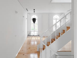 The Three Cusps Chalet, Tiago do Vale Arquitectos Tiago do Vale Arquitectos Eclectic corridor, hallway & stairs