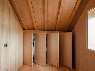 The Three Cusps Chalet, Tiago do Vale Arquitectos Tiago do Vale Arquitectos 에클레틱 드레싱 룸