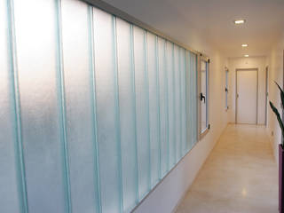 CASA RC, ESTUDIO GEYA ESTUDIO GEYA Minimalist corridor, hallway & stairs