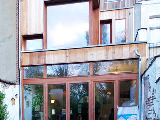 Extension en bois d'une maison à Uccle, KARBON' KARBON' Eclectic style houses