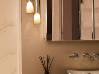 Guest Bathroom Roselind Wilson Design Phòng tắm phong cách kinh điển bathroom,contemporary,luxury,wall mirror,lights,modern,interior design,Lighting