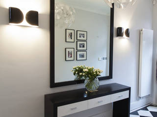 Hallway Roselind Wilson Design Pasillos, vestíbulos y escaleras modernos wall mirror,black and white,modern,hallway,contemporary,interior design