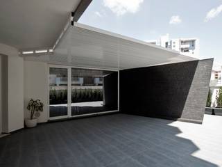 Casa L, Laboratorio di Progettazione Claudio Criscione Design Laboratorio di Progettazione Claudio Criscione Design Modern Balkon, Veranda & Teras