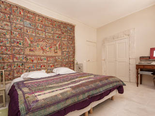 Une maison de village pas comme les autres, Pixcity Pixcity Rustic style bedroom