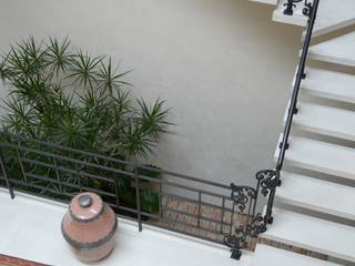 Loft Parisien, les fleurs du bien les fleurs du bien Balkon, Beranda & Teras Modern