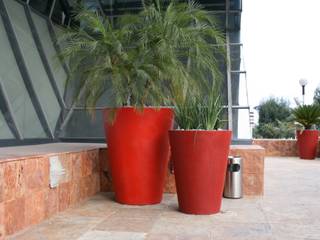 Macetas Vasos Redondos Rojos en Corporativo FIBERLAND Jardines de estilo minimalista Floreros y macetas
