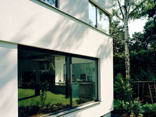 Villa in Berlin - Dahlem, IOX Architekten GmbH IOX Architekten GmbH 모던스타일 주택