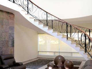 Casa Colomos, Excelencia en Diseño Excelencia en Diseño Pasillos, vestíbulos y escaleras clásicas
