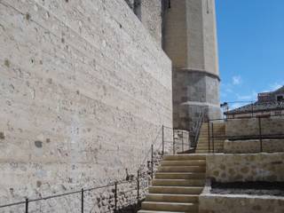 Recuperación de la muralla y su entorno urbano, Plaza del Socorro. Segovia, Ear arquitectura Ear arquitectura Commercial spaces