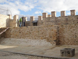 Muralla y Acueducto en plaza de Avendaño. Segovia, Ear arquitectura Ear arquitectura Commercial spaces