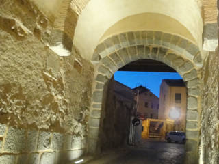Iluminación puerta San Andrés, muralla de Segovia, Ear arquitectura Ear arquitectura Commercial spaces
