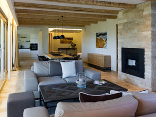 Living with travertine fireplace, Pietre di Rapolano Pietre di Rapolano Country house Stone