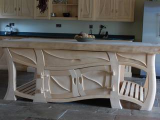 Manor house sculptural kitchen, Carved Wood Design Bespoke Kitchens. Carved Wood Design Bespoke Kitchens. キッチンキャビネット＆棚