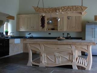 Manor house sculptural kitchen, Carved Wood Design Bespoke Kitchens. Carved Wood Design Bespoke Kitchens. CozinhaArmários e estantes
