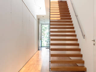 Bridge Over Water, HYLA Architects HYLA Architects Modern corridor, hallway & stairs