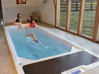 Swim Spas and Exercise Pools, Hot Tub Barn Hot Tub Barn モダンスタイルの プール