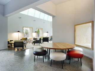 LÓPEZ & RIVERA, ROOMSERVICE DESIGN GALLERY ROOMSERVICE DESIGN GALLERY 客廳凳子與椅子