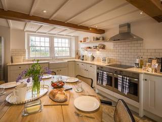 A Gorgeous and Secluded Farm House in the Eden Valley, Linda Joseph Kitchens & Interiors Linda Joseph Kitchens & Interiors Habitaciones