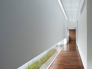 FF HOUSE, Hernandez Silva Arquitectos Hernandez Silva Arquitectos Modern Koridor, Hol & Merdivenler