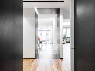 Casa Light Grey, 23bassi studio di architettura 23bassi studio di architettura Minimalist corridor, hallway & stairs