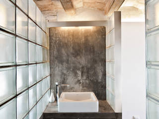 FLAT FOR A PHOTOGRAPHER, Alex Gasca, architects. Alex Gasca, architects. Banheiros mediterrâneos