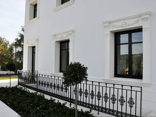 Decoración de Fachadas .- Villas, J.ALGUACIL PIEDRA ARTIFICIAL J.ALGUACIL PIEDRA ARTIFICIAL Mediterranean style houses
