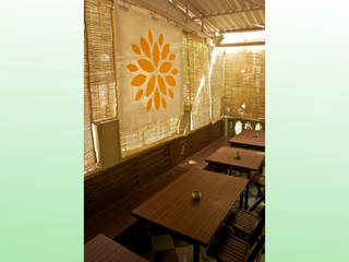 Yellow Tree Cafe at Lokhandwala, Design Kkarma (India) Design Kkarma (India) Espacios comerciales