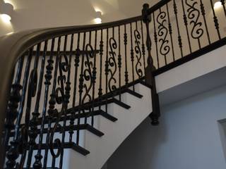 A Stunning classic staircase with handmade handrails and iron spindles., Sovereign Stairs Sovereign Stairs Pasillos, vestíbulos y escaleras clásicas