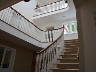 3 Storey Colonial Style Staircase, Sovereign Stairs Sovereign Stairs Ingresso, Corridoio & Scale in stile coloniale