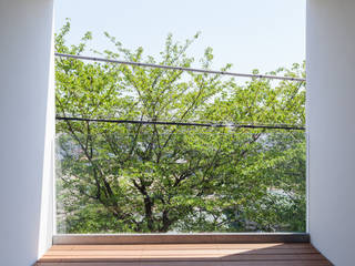 ​House for green,breeze and light Yaita and Associaes Balcone, Veranda & Terrazza in stile moderno