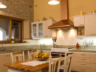 Casa Toscana em Serra Negra, Tikkanen arquitetura Tikkanen arquitetura Country style kitchen