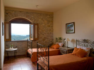 Casa Toscana em Serra Negra, Tikkanen arquitetura Tikkanen arquitetura Country style bedroom