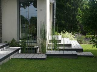 Vue sur le passage 3 plateformes avec equisetum hyemale (prèles) EURL OLIVIER DUBOIS Modern Garden Plante,Propriété,Immeuble,Ombre,Arbre,Terrain,Porte,Escaliers,Gazon,Zone résidentielle