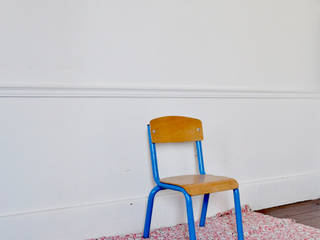 CHAISE MATERNELLE BLEUE, LES ATELIERS ASSOCIES LES ATELIERS ASSOCIES Nursery/kid's roomDesks & chairs