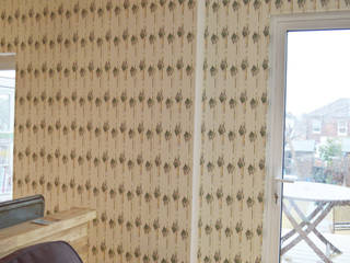 'Undulating Feather' wallpaper in Hampshire home., Rachel Reynolds Rachel Reynolds Paredes y pisos eclécticos