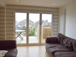 'Undulating Feather' wallpaper in Hampshire home., Rachel Reynolds Rachel Reynolds Paredes e pisos ecléticos