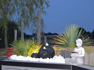 Création d’un univers contemporain intégrant une terrasse mixte, travertin de marbre blanc et bois composite gris anthracite, un parterre en palis d’ardoise avec éclairage et fontaine, EURL OLIVIER DUBOIS EURL OLIVIER DUBOIS Taman Modern