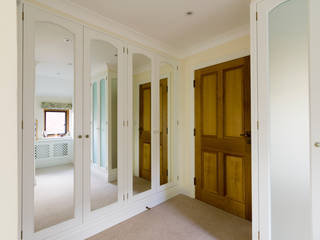 Wardrobes painted some with Matelux glass Tim Wood Limited Vestidores de estilo moderno